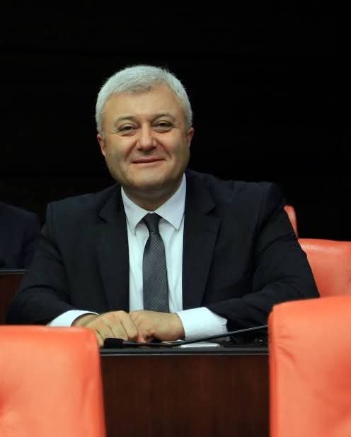 Bu arkadaş var ya bu arkadaş, bilirsiniz elbette. Ortalık yıkılıyor beyefendi sessizce izliyor. Herzaman yaptığı iş.
Geçmişte sahibi olduğu tv kanalını fetöcü akın ipek'e kolayca teslim eden.
Bizkaçkişiyiz hareketini kurup, en zirvedeyken Mümtaz Hoca'nın partisi Btp ile birleşme