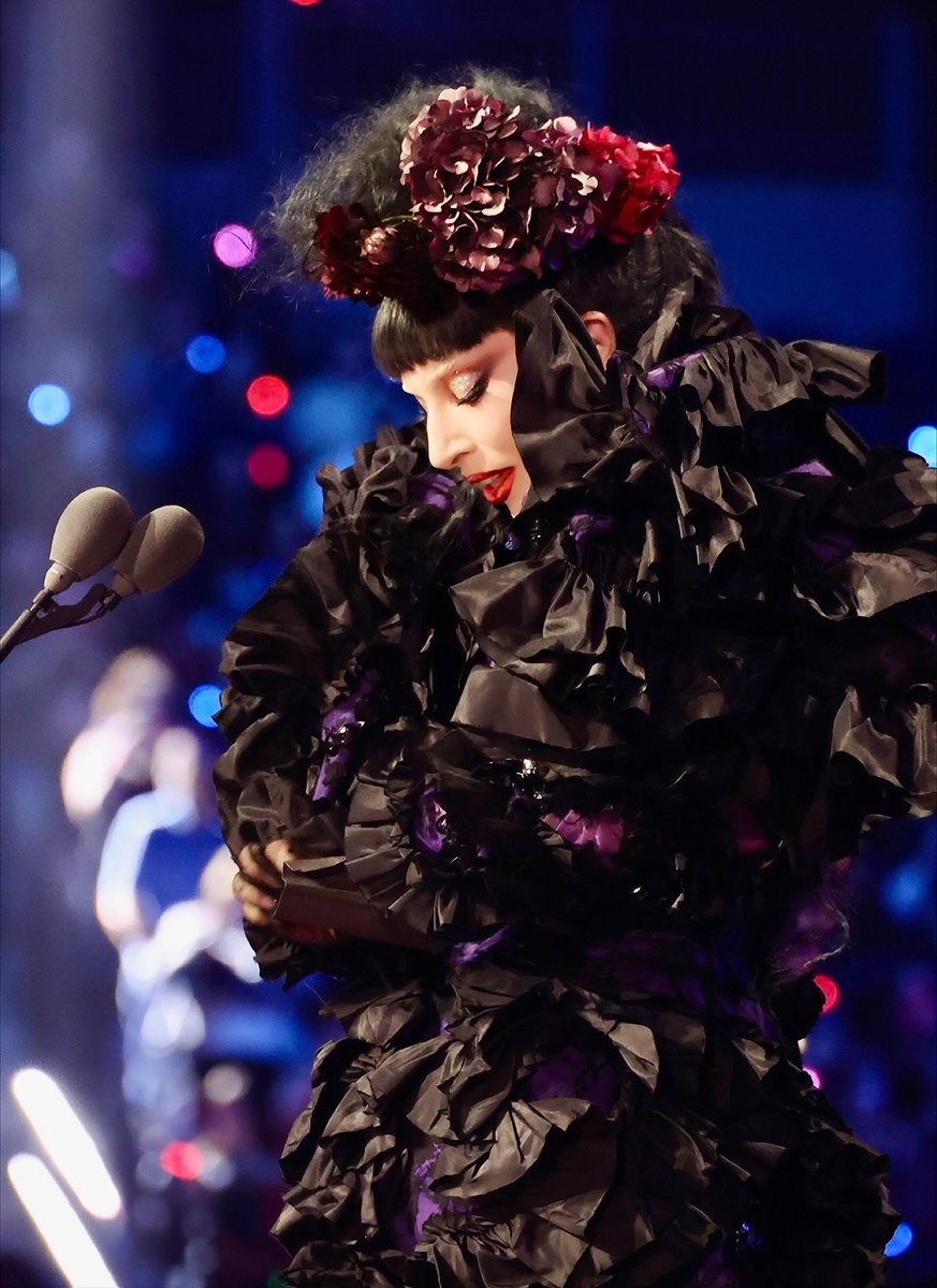 CristianoG40531's tweet image. #LadyGaga #VMAs #VMA