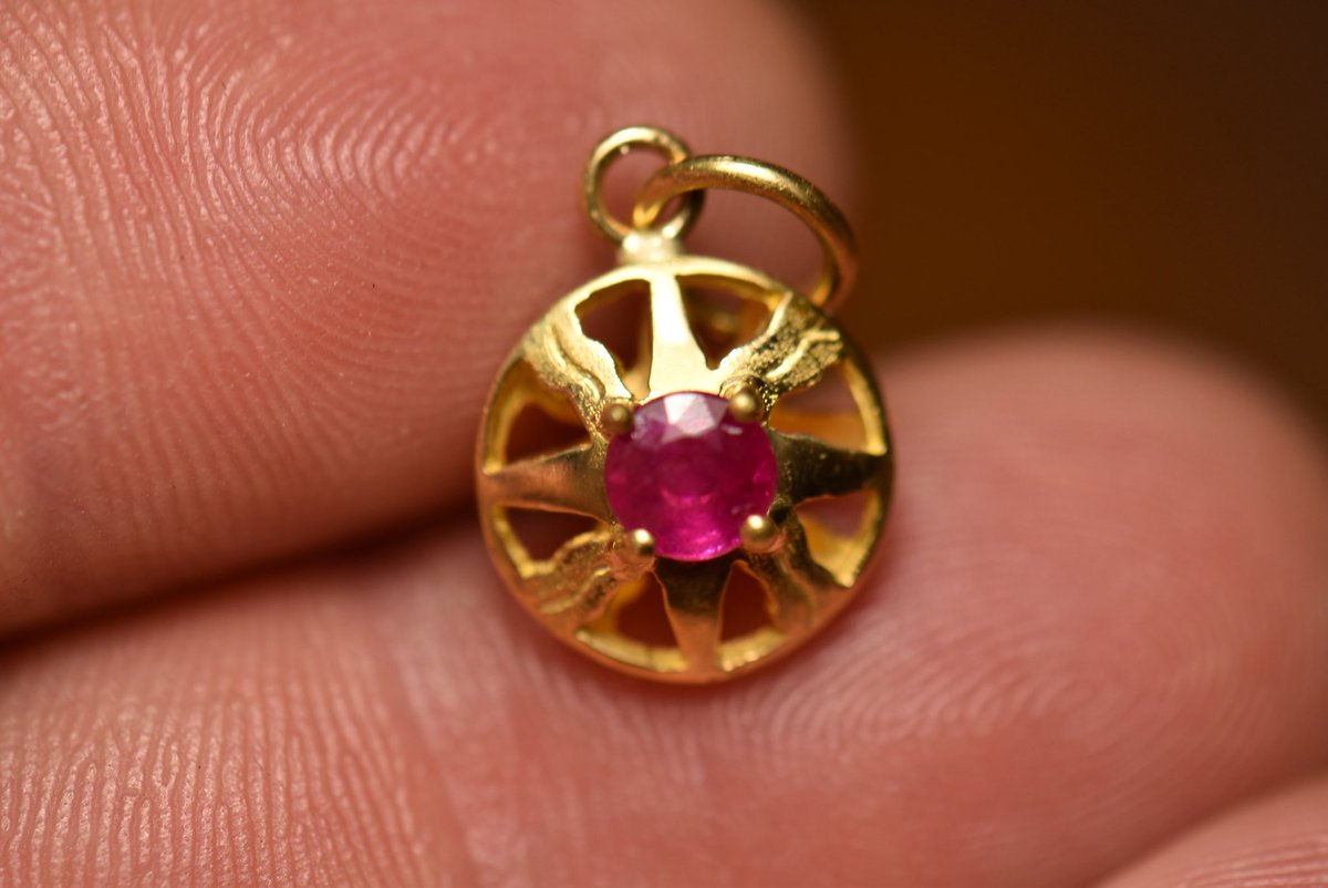 hennool's tweet image. Thanks to @BullBitcoin_ being AMAZING I was able to buy this mystical solar ruby medallion from a Babylonian astrologer and jewelry maker in Europe. Bull Bitcoin pls take over the world so I can pay any merchant in any country with Bitcoin. 🌞⚛️💕