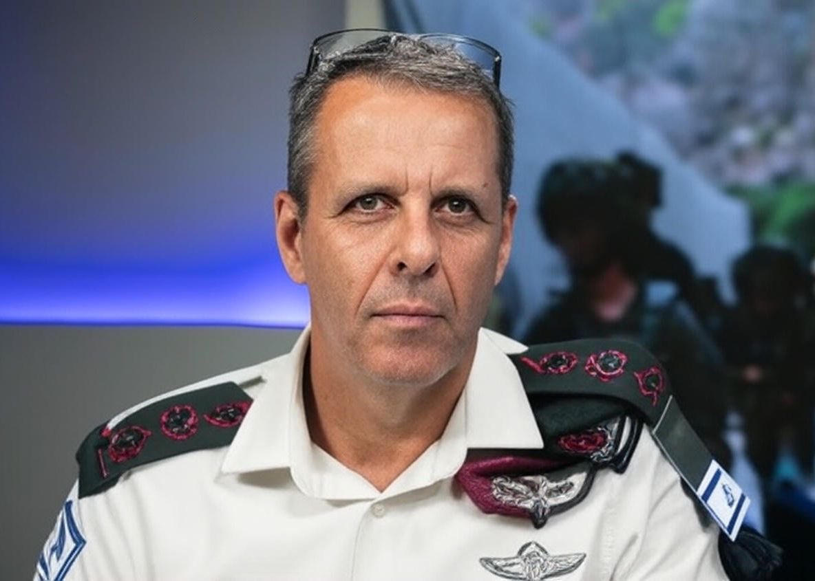 jonatanu's tweet photo. מי זה גדי אייזנקוט מול רונן צור? כולה רמטכ״ל. 

מי זה נפתלי בנט מול רונן צור? כולה ראש ממשלה לשעבר. 

מי זה יאיר לפיד מול רונן צור? כולה מגיש אולפן שישי לשעבר. 

מי זה בני גנץ מול רונן צור? כולה עוד רמטכ״ל. 

רונן צור, המועמד לראשות הממשלה בישראל, תותחן במילואים, איש שהקדיש את חייו בשביל מטרה גדולה הרבה יותר מכל מתחריו בגוש השמאל:

לעשות כמה שיותר כסף.

מי שייצג את מלכה לייפר ראוי לייצג את כולנו - כי כולנו ילדות של החיים!