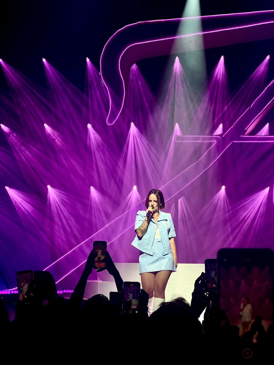 tzatzitwink's tweet photo. Hier, c’était plus qu’un concert. C’était l’enfant et l’ado que j’étais qui attendaient ce moment depuis 20 ans. 
🥹❤️ https://t.co/UjKnFOZo9I