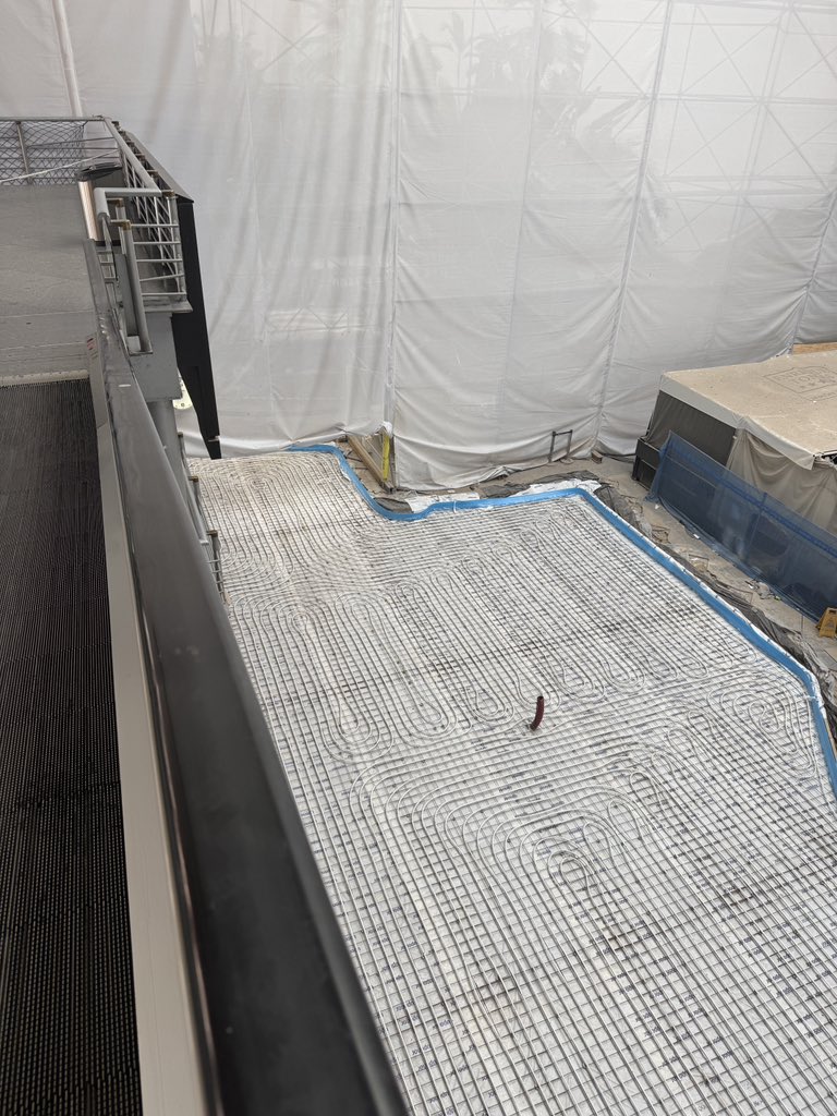 L’estació Atocha de Madrid està en obres, i veig que hi haurà terra
radiant, sistema de clima de baixa temperatura, el més eficient i confortable. Imagino que anirà amb aerotèrmia. Un bon exemple d’electrificació i eficiència 👌