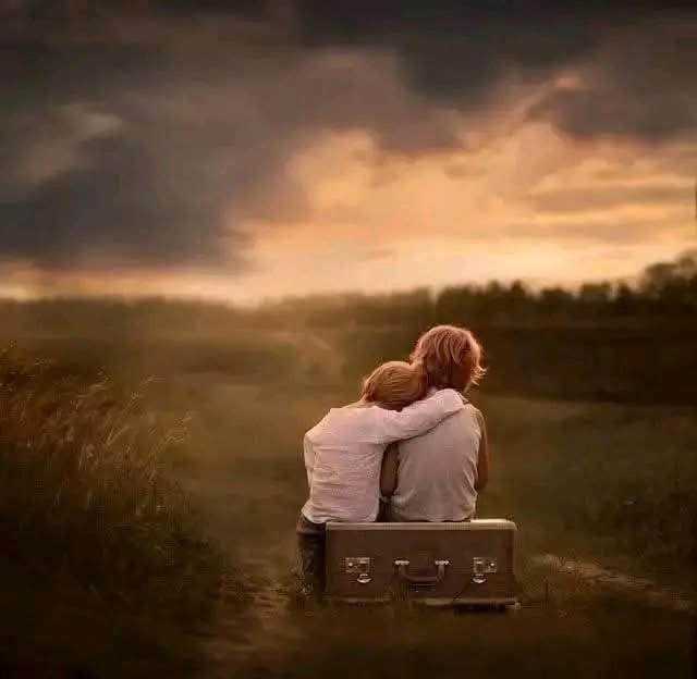 "لا تأسِرُني صفةٌ في أحدٍ قدرَ ما يأسرني صِدقه!
أحبُّ أن أنظرَ إلى أعينهم حالَ حديثهم أتأملُ صدقهم 
صدقُ الحبِّ
صدقُ السؤالِ
صدقُ الاعتذارِ
صدقُ الحزنِ
صدقُ الثناءِ
صدقُ الفرحِ
فلا يأمنُ قلبي لشيءٍ بقدرِ ما يأمنُ بصحبةِ الصادقِ"