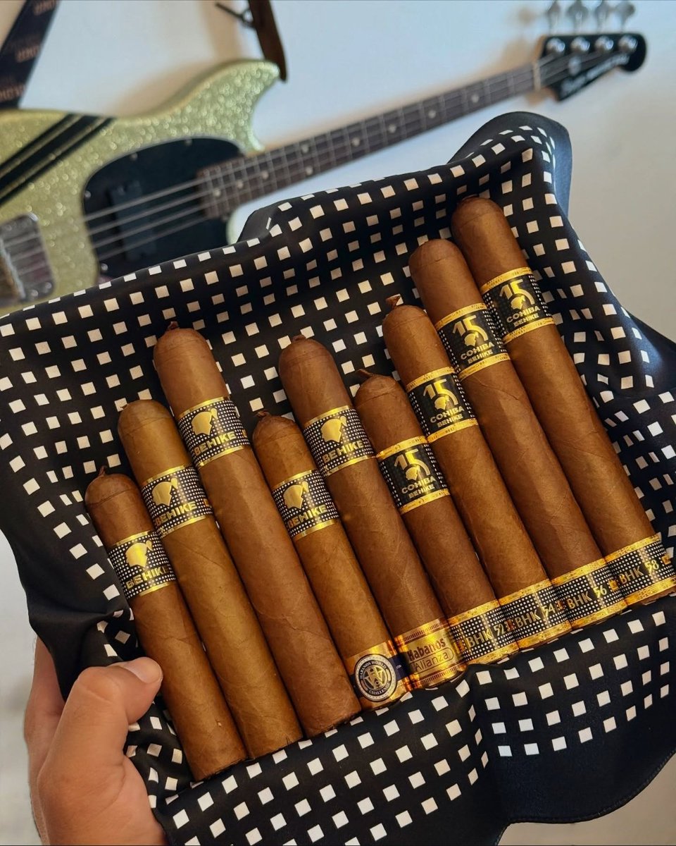 Ashleysmkg's tweet photo. One of the favors I could offer is providing authentic cigars to smokers😘🍻
Message me if you are interested in this luxury Cohiba sample.😍 https://t.co/jf8HdVir1V