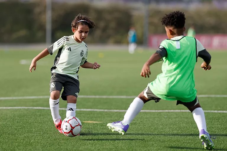 FabricaMadrid's tweet photo. 🔙⚪️ Prebenjamín A (U8) and Prebenjamín B (U7) completed their first preseason session.

Javier Rubio will once again be in charge of the Prebenjamín A, while Raúl Rubia will continue as coach of the Prebenjamín B.

📸 @lafabricacrm https://t.co/ss22czcigx