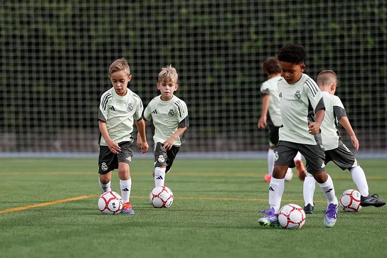 FabricaMadrid's tweet photo. 🔙⚪️ Prebenjamín A (U8) and Prebenjamín B (U7) completed their first preseason session.

Javier Rubio will once again be in charge of the Prebenjamín A, while Raúl Rubia will continue as coach of the Prebenjamín B.

📸 @lafabricacrm https://t.co/ss22czcigx