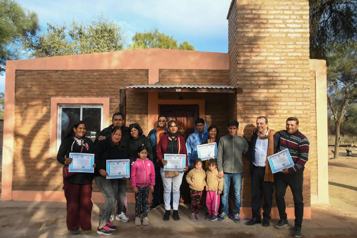 GZamoraSDE's tweet photo. Felicitaciones a otras 14 familias que hoy recibieron las llaves de su nuevo hogar!!
El ministro de Desarrollo Social, Ángel Niccolai, dejo inauguradas #ViviendasSociales para familias de la localidad de Las Tinajas y de los parajes Santa Rita y La Fortuna.
Muchas gracias a la Comisión Municipal de Las Tinajas, y a las Asociaciónes Civiles “Barcelona” y  “Trabajamos Por Nosotros Las Tinajas” por colaborar en la construcción de las mismas a través del programa provincial !!!