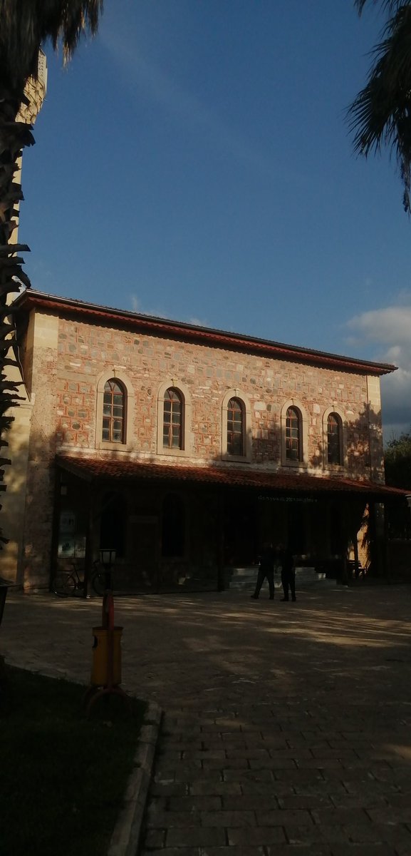 Camiye çevrilmiş eski bir Rum kilisesi; civarda, eski Rum evlerinin örneklerini de görebileceğiniz bir mahallede.Rivayete göre Yunanlar tarafından işgal sırasında karargâh ve cephanelik olarak kullanılmış.

Hem tarihi hem maneviyatı idrak için yakın duraklardan.

Orta Camii-Bursa