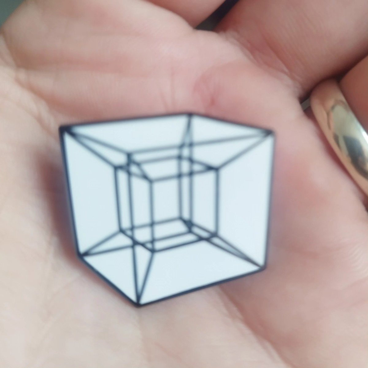 dvlooper's tweet photo. Propongo el uso del #hiperCubo como símbolo #divergente al contar con las siguientes características:

*Su estructura se repite y se refleja en cada dimensión

*Representa la extensión del espacio conocido hacia lo que no podemos visualizar https://t.co/RqIi428XmO