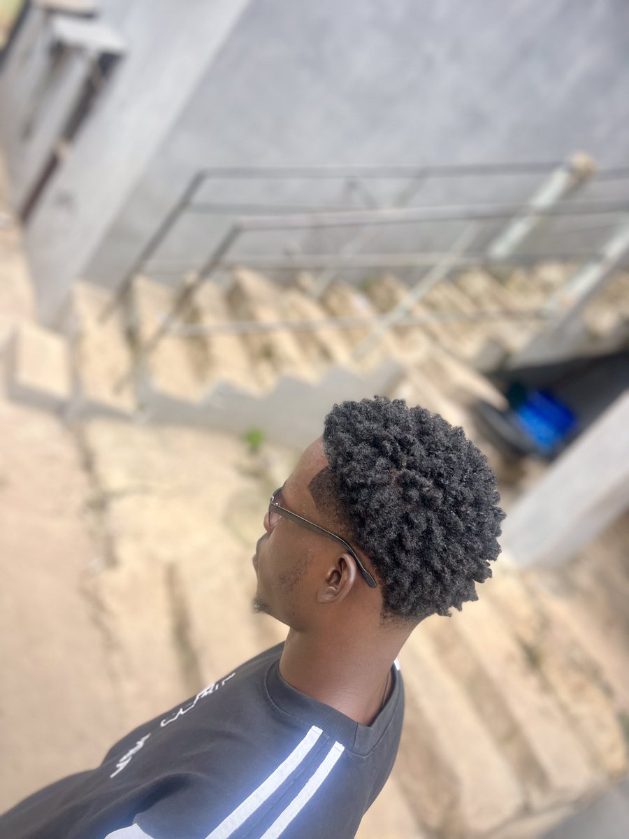 ONYEKA___CHI's tweet photo. What I know how to do the best✂️💈💇‍♂️

@Gasperjustin1 @dhark_henry @charlesnino31 @Topzycut ✂️💇‍♂️ https://t.co/LPYKxH1158
