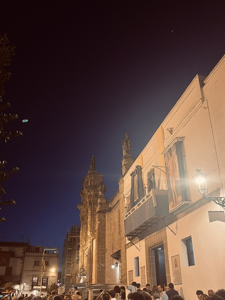 Llegamos a la Basílica Menor Prioral mientras han sonado

🎵 Coronación
 (Manuel Marvizón)

🎵 Himno Nacional

#SonesDeMaestroDueñas