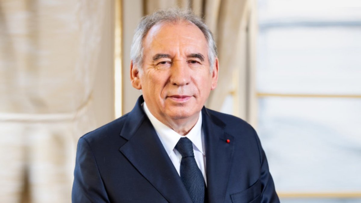 TwilightDewy's tweet photo. #BREAKING🔸 France's PM François Bayrou loses confidence vote in National Assembly: 364 against, 194 for—government collapses after just 9 months over austerity budget to tackle €44B cuts & debt crisis.
Macron to name 5th PM in 2 years amid hung parliament chaos.
#FrancePolitics #BayrouOut #MacronCrisis #France #Macron