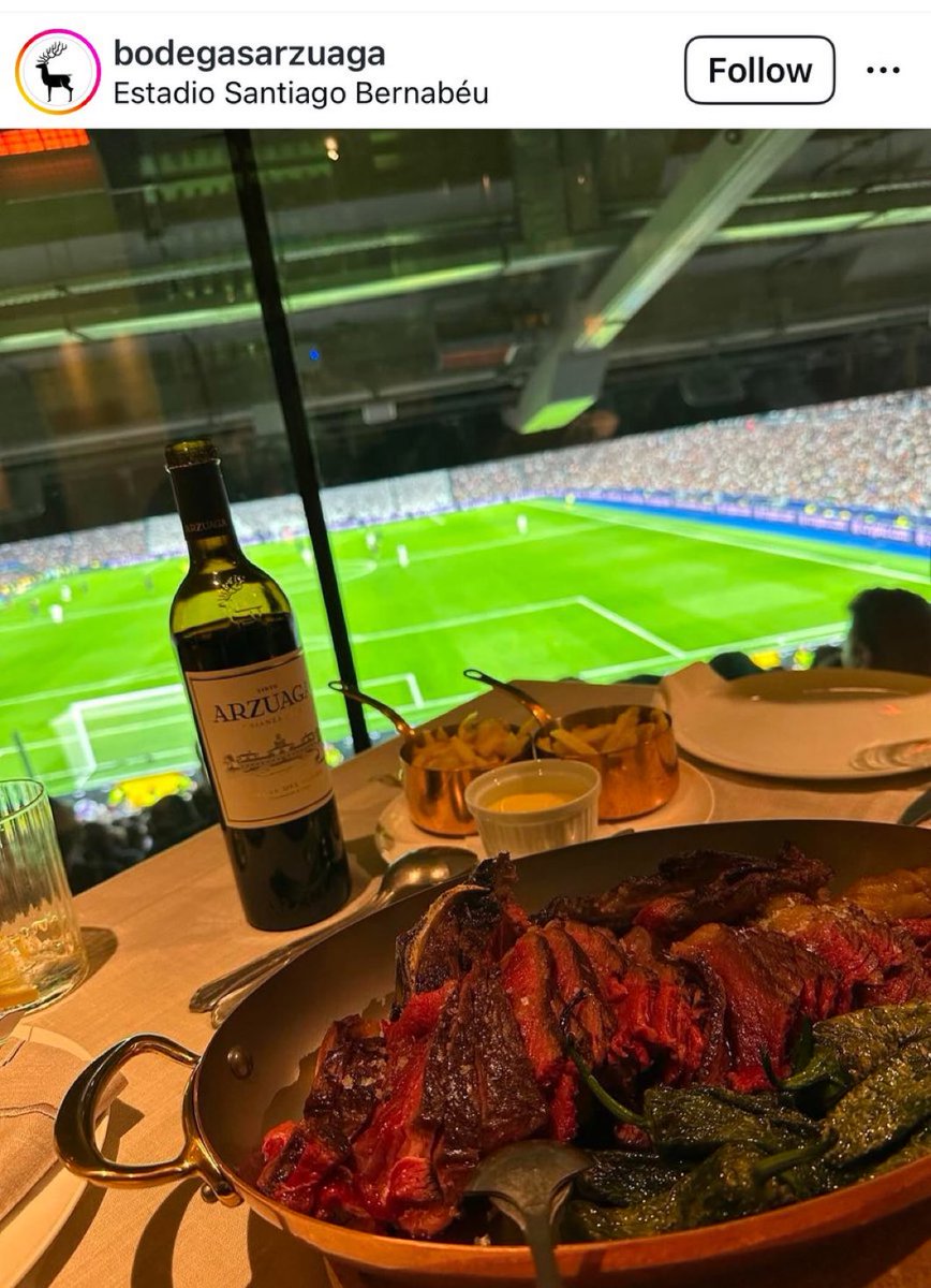 consubandera's tweet image. Palco VIP con barra libre.
Cena en el restaurante con vino tinto,
pero en el estadio al socio de a pie alcoholímetro y trato muy distinto.