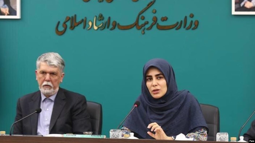 گفتند: وزیر در معرض #استیضاح است #استعفا بده.
گفت: خطایی نکردم که استعفا دهم، عزل کنید
زنانه ایستاد، عزلش کردند.
#محله_باجگیران