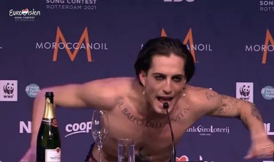 Hay que dejar de recomendar libros diciendo que son un “enemies to lovers”, la gracia de ese trope es NO SABER QUE VAN ACABAR SIENDO LOVERS, que vuelvan los valores tradicionales.