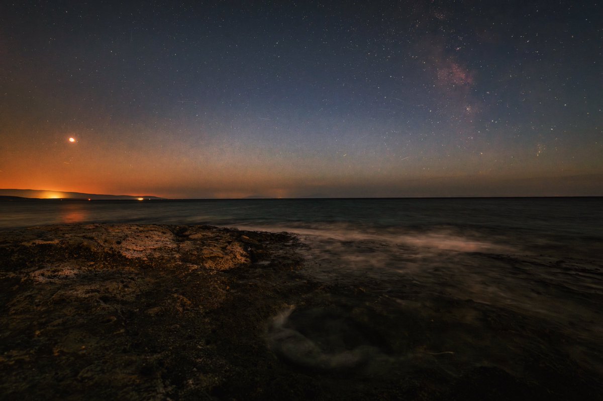 Tam Ay Tutulması sebebiyle Dolunay zamanı Samanyolu izleyebildik. Geniş açı objektif ile iki fenomeni aynı kadrajda buluşturdum🌚🌌