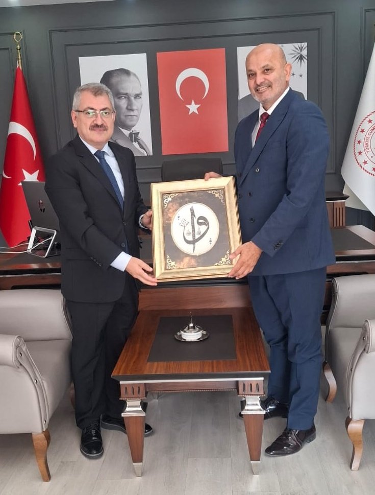 Mevlid-i Nebi Haftası dolayısıyla Muğla İl Milli Eğitim Müdürü Emre Çay ve Muğla Aile ve Sosyal Hizmetler İl Müdürü Yakup Kütük'ü ziyaret ettik. "Peygamberimiz ve Aile Ahlakı" kitabını takdim ettik. Misafirperverlikleri dolayısıyla Müdürlerimize teşekkür ederim.