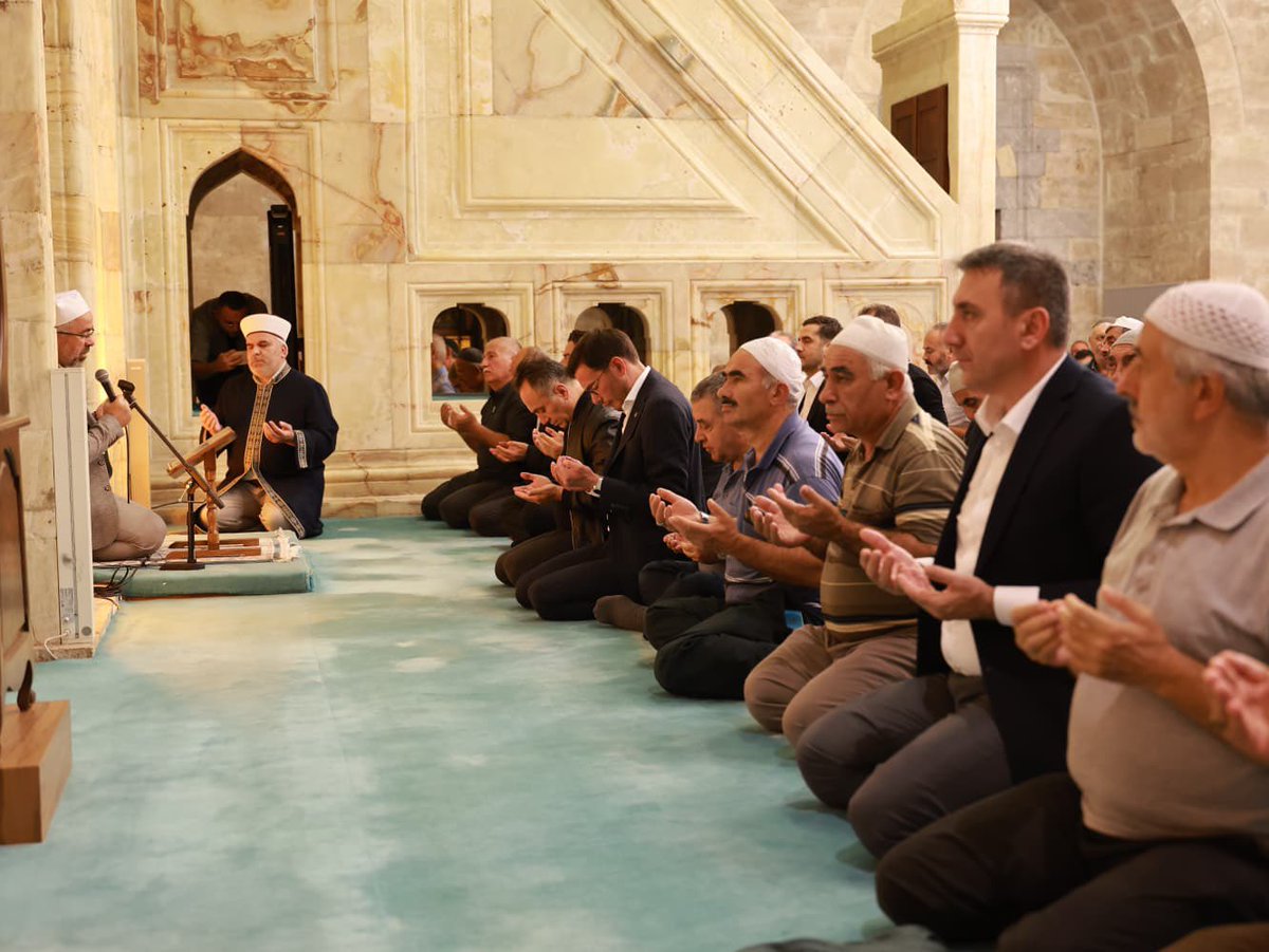 Aramızdan ayrılışının 22’nci yıl dönümünde rahmetli babam Recep Yazıcıoğlu’nu Ali Paşa Camii’nde dualarla yad ettik.

Aziz vatanımız için canlarını feda eden şehitlerimiz başta olmak üzere, babam merhum Recep Yazıcıoğlu adına düzenlediğimiz Mevlid-i Şerif ve dua programımızda