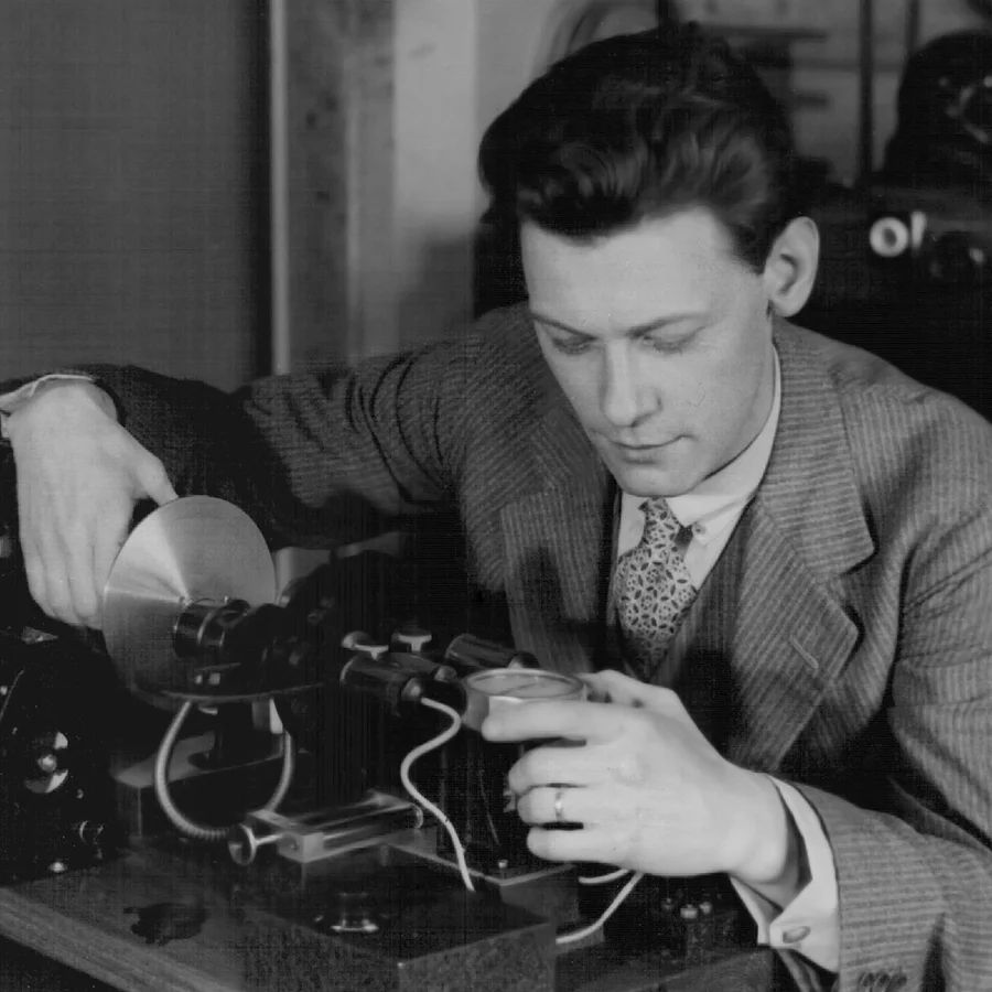 IEEESpectrum's tweet image. Rune Elmqvist was a Swedish doctor and engineer who we can thank for inventing both inkjet #printers and implantable #pacemakers. He saw medical problems and engineered mechanical solutions for them. buff.ly/QnknMhE