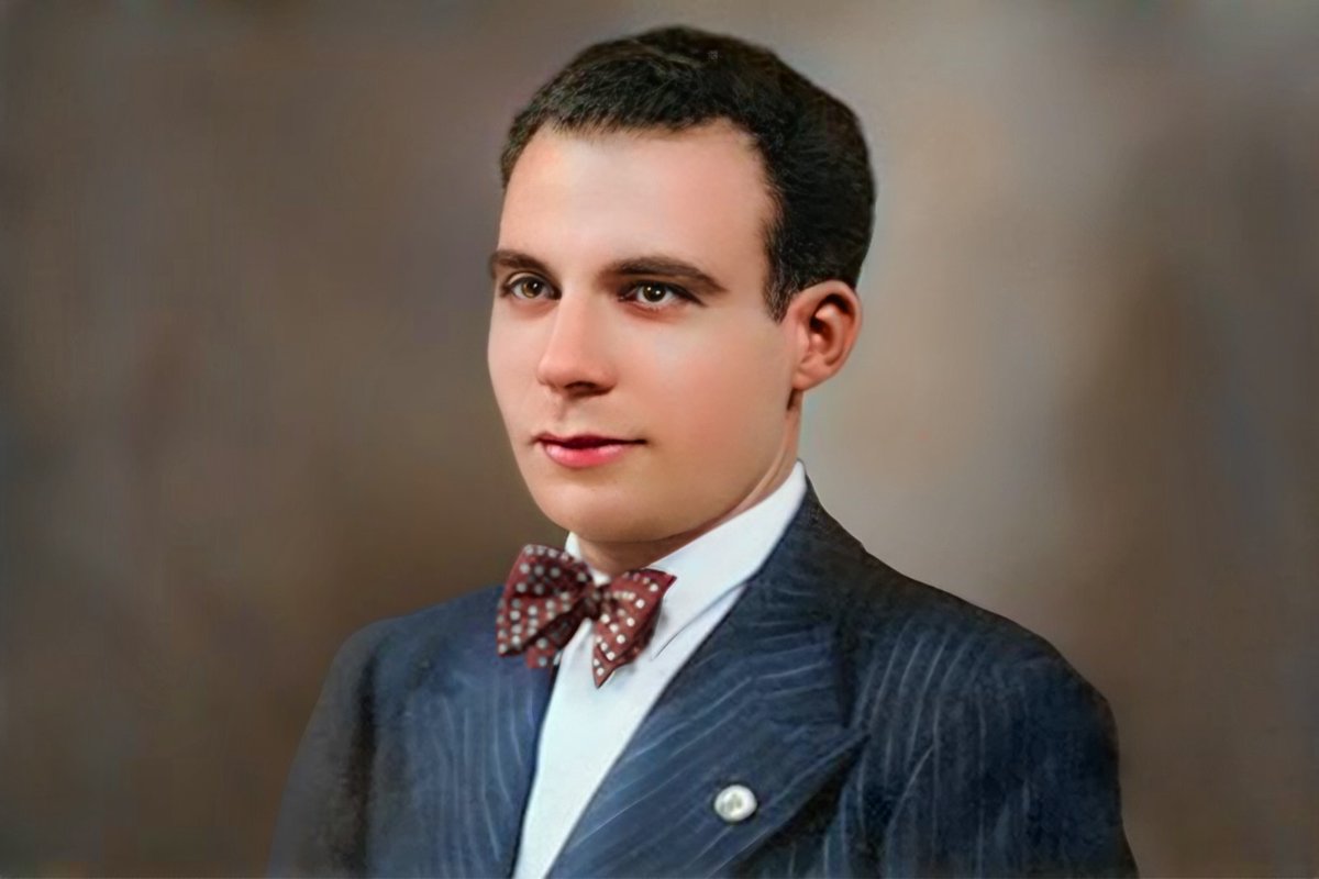 Antoni Benaiges

Nacido en Mont-roig del Camp (Tarragona). En 1934 llegó a Bañuelos (Burgos) y ejerció como maestro. En 1936 publicó “El mar…” y prometió llevar a sus alumnos a verlo. Fue asesinado el 25 de julio de 1936. 

Sus restos siguen sin identificar en La Pedraja.