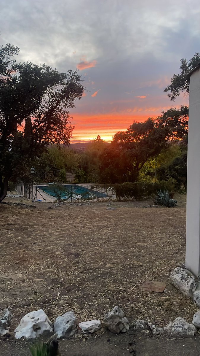 Ayer, desde Las Rozas de Madrid, no se pudo ver la “luna de sangre” ni el eclipse de luna porque el cielo estuvo cubierto, pero el atardecer dejó imágenes como estas