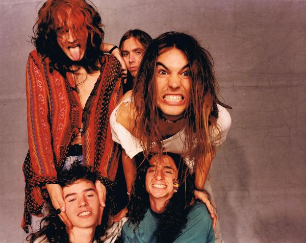 En <a href="/MovistarPlus/">Movistar Plus+ | Club de fans oficial de Hollanov</a> tenéis un docu sobre Buenas Noches Rose, un grupo de Alameda de Osuna que lo petó a mediados de los 90. En él comenzó Rubén Pozo de Pereza. Rockeros, con un cantante carismático y macarra, sacaron su nombre de Las chicas de oro :)