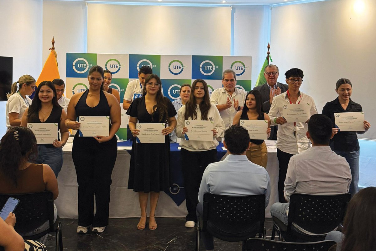 ¡Manabí, el futuro profesional ya está aquí! 🚀✨
En nuestro Open House, recibimos a más de 400   jóvenes de la provincia quienes exploraron nuestra oferta académica. Además, entregamos becas.
👉 Lee más: bit.ly/4gbaeJy
#SomosUTE #UTEManabí  #OpenHouseUTE