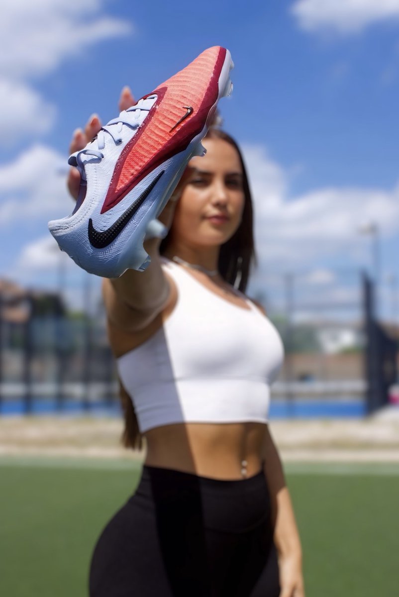 _norarosales_'s tweet photo. Con estas botas… hasta el césped tiembla🔥
Gracias @futbolemotion             

#phantom #nike #futbol #futfem https://t.co/8UlmCBNvmN