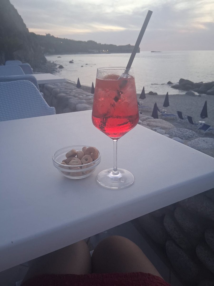 ginevra_80's tweet image. La cena dello #SweetMonday ❤️ abbastanza en pendant al mio vestito!
Il menù:

🍷 Campari spritz
🍽️ ravioli ripieni di capesante in concassè
🍽️ rotolini di asparagi e bacon
🙃 Babà al pistacchio

To be continued... con i sapori della mia terra natale! 😉
#BuonaSerata dalla