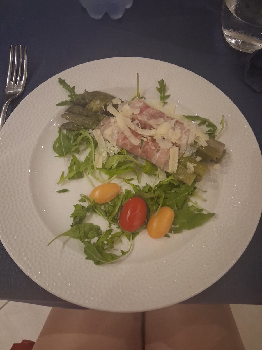 ginevra_80's tweet image. La cena dello #SweetMonday ❤️ abbastanza en pendant al mio vestito!
Il menù:

🍷 Campari spritz
🍽️ ravioli ripieni di capesante in concassè
🍽️ rotolini di asparagi e bacon
🙃 Babà al pistacchio

To be continued... con i sapori della mia terra natale! 😉
#BuonaSerata dalla