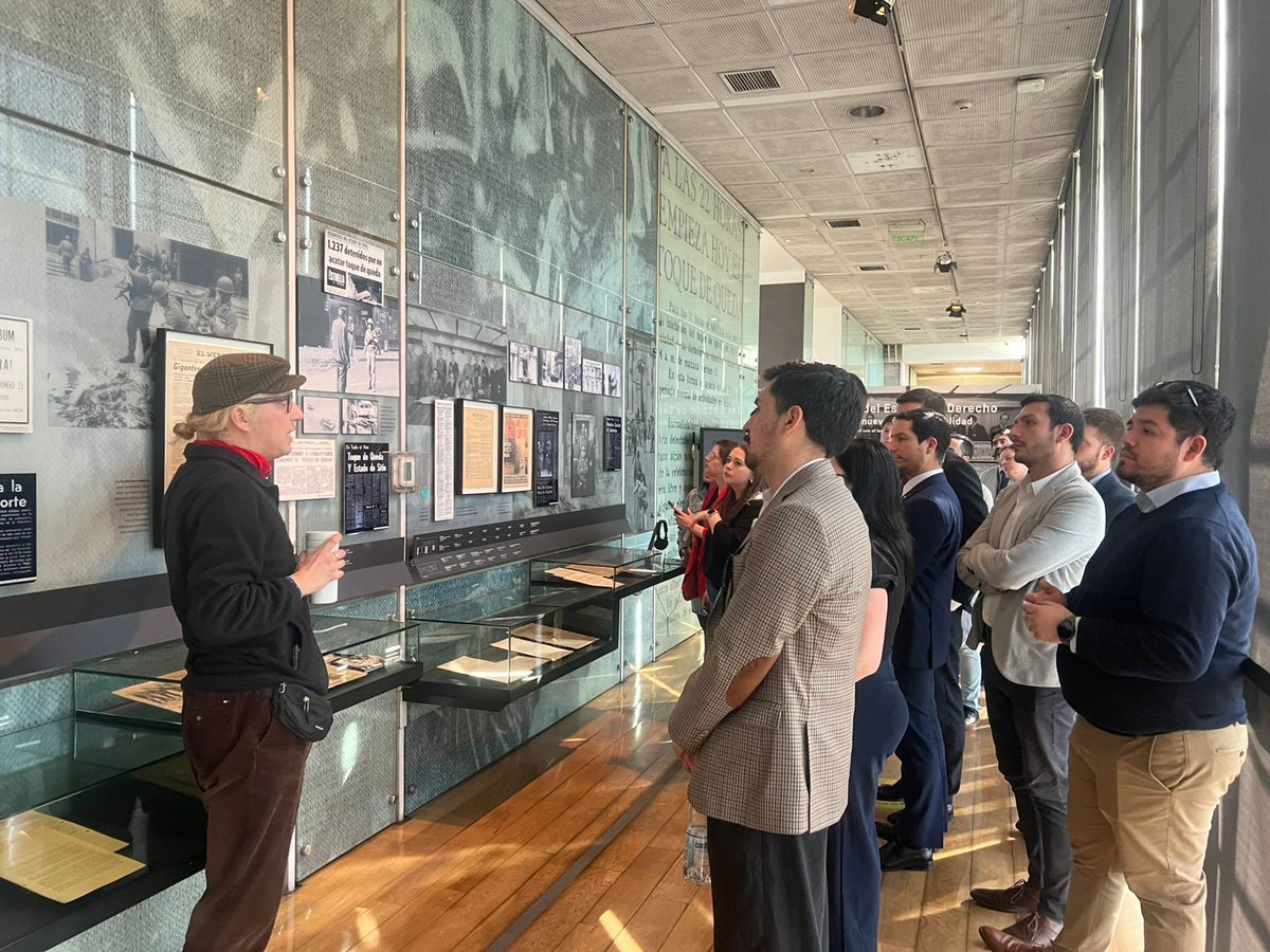 El 5 de septiembre, estudiantes de 1er año ACADE, en el marco del curso de Diplomacia Cultural tuvieron la oportunidad de visitar el Museo de la Memoria y los Derechos Humanos. 
Las y los futuras/os diplomáticas/os fortalecieron sus conocimientos sobre memoria histórica y  DDHH