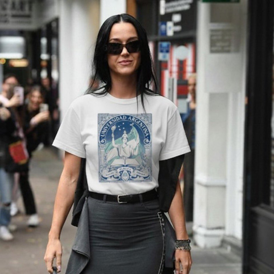 Katy Perry saliendo del hotel en Buenos Aires, Argentina con una remera en apoyo a la Universidad Pública Argentina.