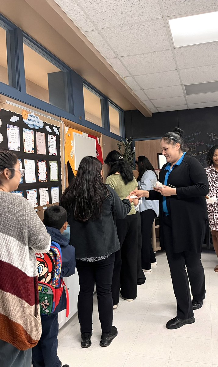 martinezs1_'s tweet image. We had a wonderful start to the week! A huge thank you to McDonald’s and Panadería Guatemalteca for treating us with delicious sweet bread and coffee ☕🍩
#BradfieldsBest