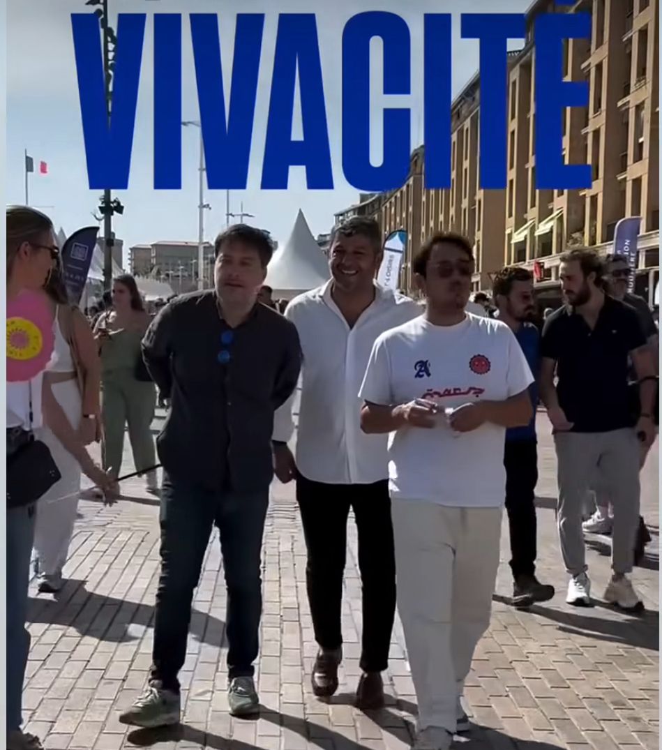 Plus de 500 associations réunies au Vieux-Port pour le festival #Vivacité. Une belle démonstration que le bénévolat reste une valeur marseillaise.
Ici Benoît Payan, Ahmed Heddadi et Anthony Krehmeier présents pour rappeler son importance pour la Ville de Marseille 
#Marseille