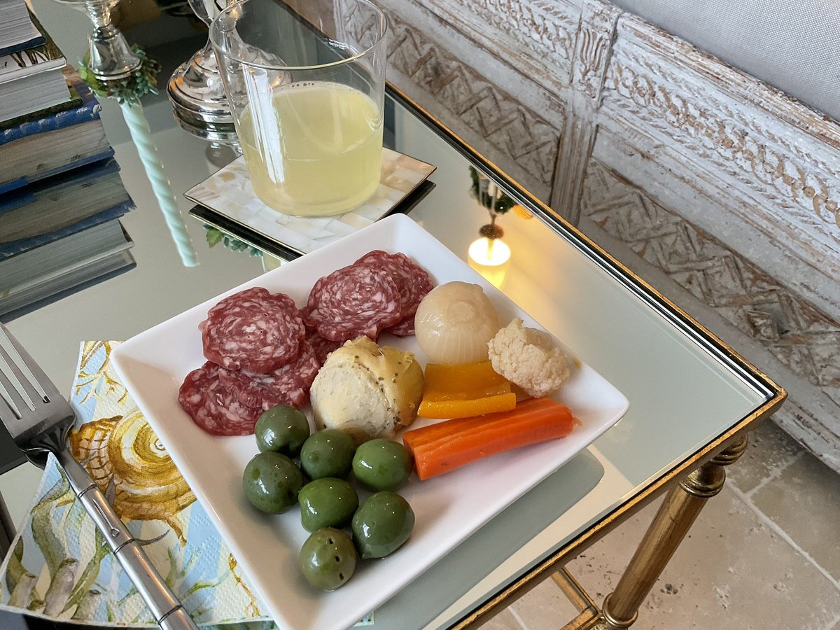 mimikmorgan's tweet image. Afternoon snack while studying—something I never do at home.

My cravings have changed: a few olives, fermented foods, along with some cured meat, satisfy me. I always arrange a pretty spread; it elevates the experience for me... but then, I once was a dinnerware designer.♥️