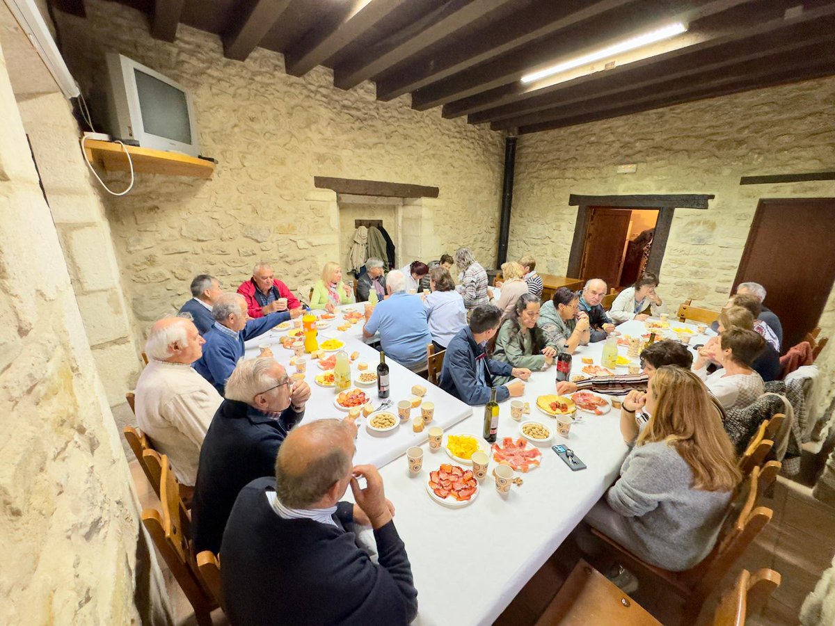 🌷 En el #concejo de #Erentxun han celebrado el Día de la Cofradía de la Virgen de la Asunción 

🌻 Jasokendeko Amaren Kofradiaren eguna, Erentxungo #kontzeju|an

#IruraizGauna <a href="/Lautur1/">ArabakoLautada</a> #Araba #Alava
