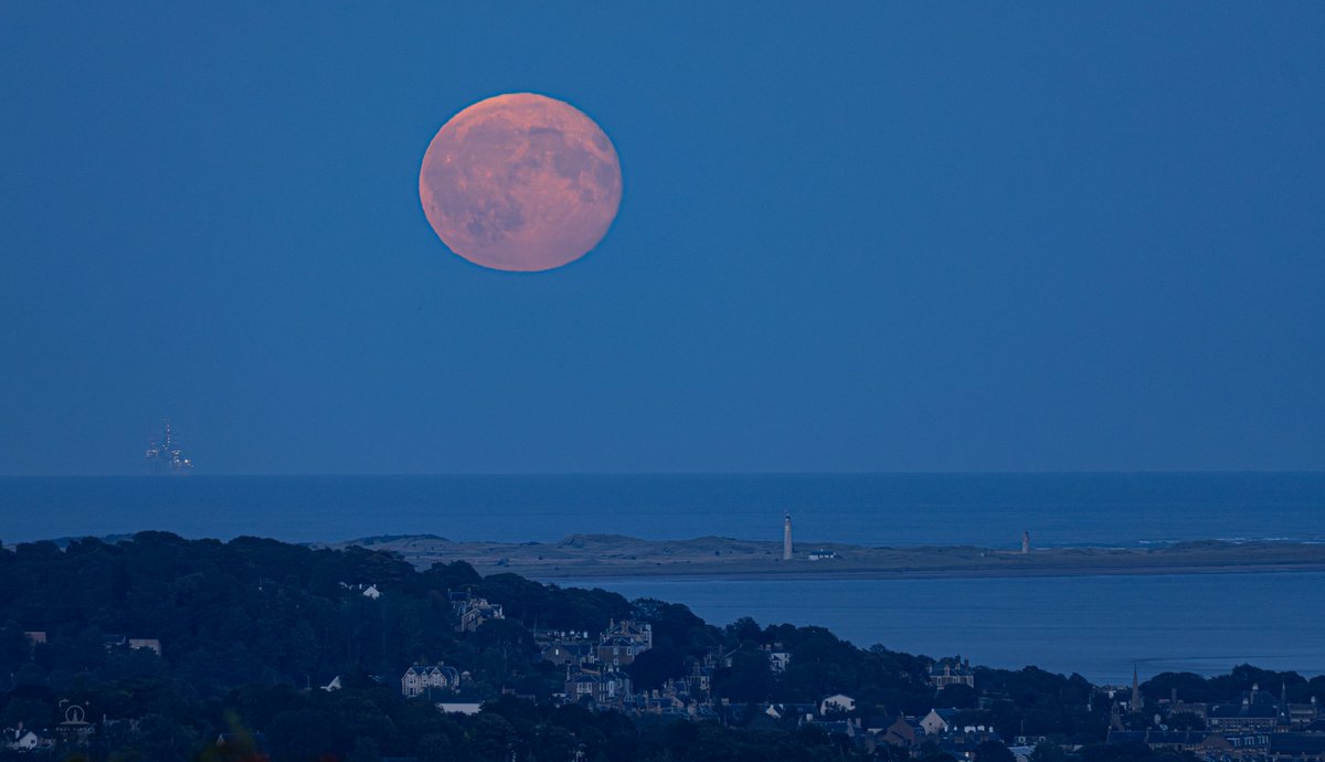 Tonight's Moonrise, captured from the Dundee Law 

#Dundee #moon