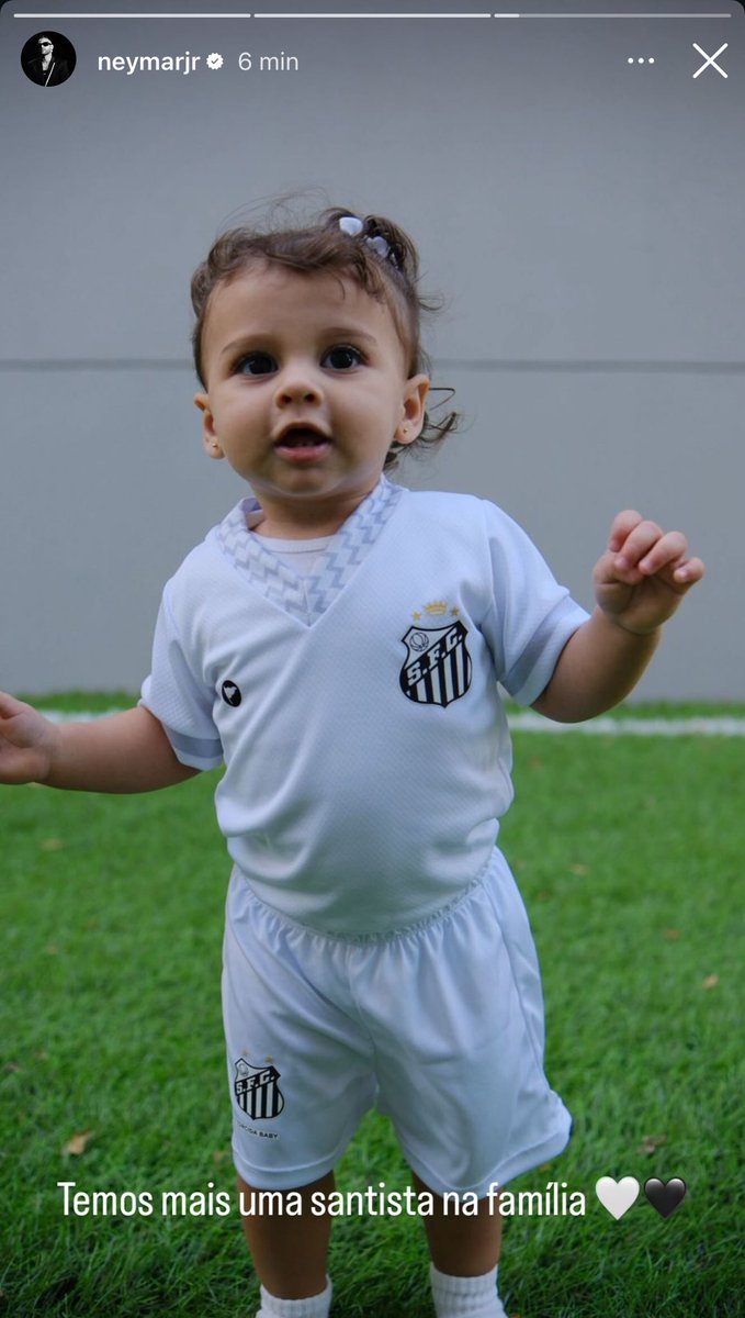 njoutcontext's tweet image. Neymar postou foto da filha Helena no storys

 “Temos mais uma santista na família 🤍🖤”