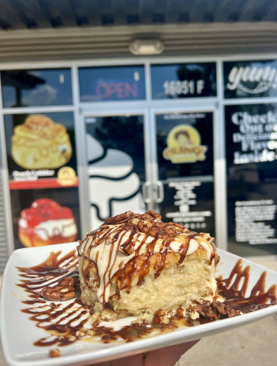 They all look 🔥 but which turtle pecan cinnamon roll pic are we going with ❓