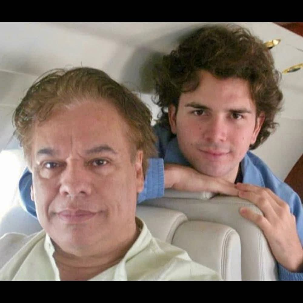 baldozambrano01's tweet photo. ¡DICE #SANTAELLA ANTES #JASDEVAEL: JG ME ROMPIÓ EL CORAZÓN Y LUEGO ME PIDIÓ MATRIMONIO, YO SOLO TENÍA 18 AÑOS! Santaella revela que descubrió a
Juan Gabriel siéndole infiel con otro hombre:"Ahí se me vino el mundo abajo algo en mí se rompió por completo Me lastimó muchísimo. https://t.co/UaPtOBCRD0