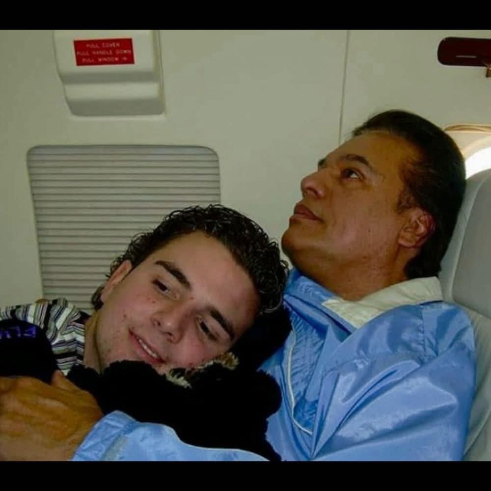 baldozambrano01's tweet photo. ¡DICE #SANTAELLA ANTES #JASDEVAEL: JG ME ROMPIÓ EL CORAZÓN Y LUEGO ME PIDIÓ MATRIMONIO, YO SOLO TENÍA 18 AÑOS! Santaella revela que descubrió a
Juan Gabriel siéndole infiel con otro hombre:"Ahí se me vino el mundo abajo algo en mí se rompió por completo Me lastimó muchísimo. https://t.co/UaPtOBCRD0