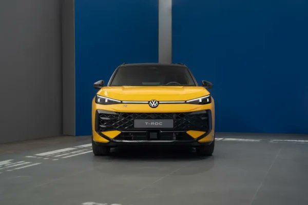 PleinPhare_'s tweet photo. Volkswagen continu avec ses nouveautés le T-Roc 2ème gen débarque : style affûté habitacle modernisé coffre 465 l et banquette modulable La vraie nouveauté ? Une motorisation hybride HEV 1.5 TSI (136-170 ch) pour rouler souvent en ville sans recharge ! #VWTroc #SUV 

📸Volkswagen https://t.co/k1ot2fwEjG