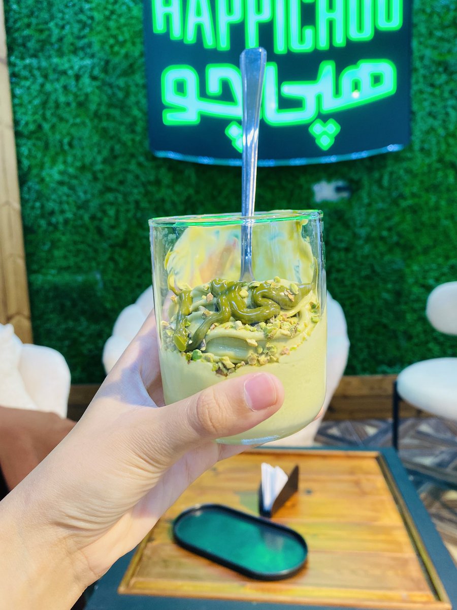 به عنوان یک شهروند اناری که از وقتی چشم باز کردم طمع پسته چشیدم این بستنی امشب خود پسته بود 🫠خوش مزه و لطیف🥹😍💚