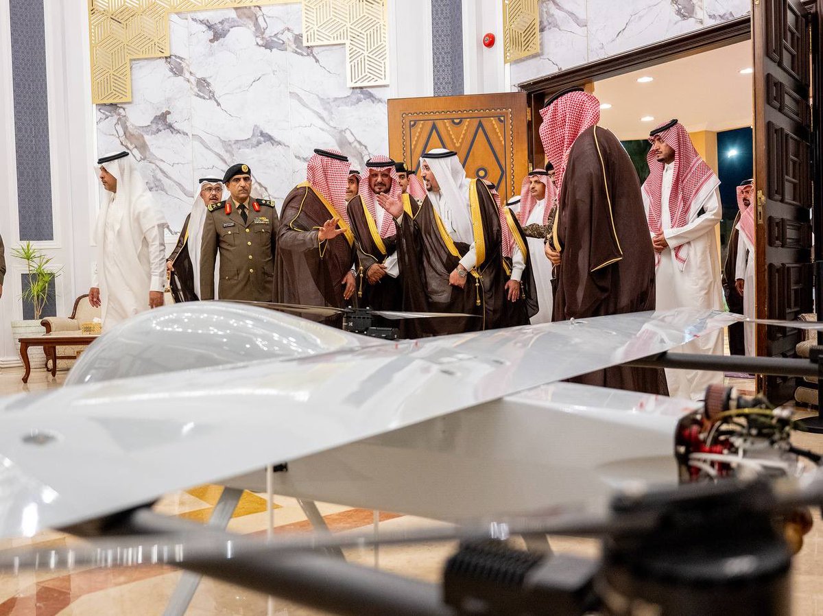 EmarahAlQassim's tweet image. نوّه سموه بما توليه القيادة الرشيدة - أيدها الله - من دعم كبير للصناعات التقنية، وخاصة صناعة طائرات الدرون، الذي يعكس رؤية المملكة الطموحة نحو التميز الصناعي والتقني، تأكيدا على أن أبناء الوطن قادرون على تحويل الطموحات إلى إنجازات ملموسة..

سمو #أمير_منطقة_القصيم بحضور سمو نائبه…