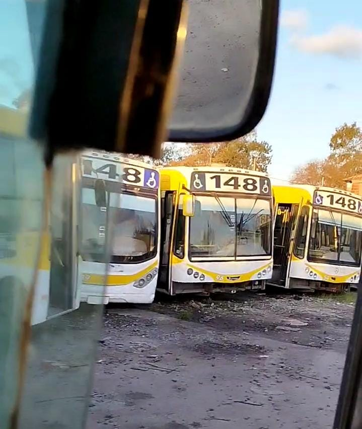 CiudadDeBondis's tweet image. La falta de unidades en la #Linea148 no es joda. Las imágenes son mas que elocuentes.

Sin ir mas lejos, la cantidad de coches habilitados en CNRT pasó de 201 a 172 (y habrá que ver cuantos de esos 172 están andando) entre vacantes y vencidos

Dramática situación de #ElHalcon