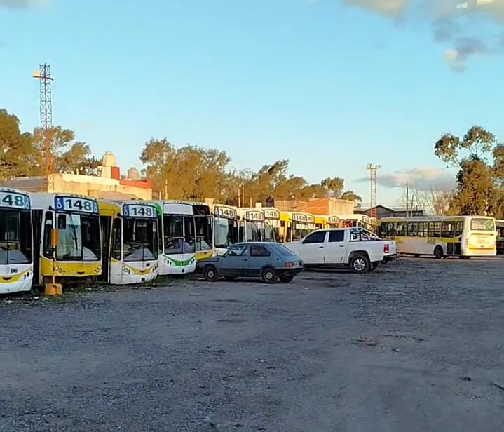 CiudadDeBondis's tweet image. La falta de unidades en la #Linea148 no es joda. Las imágenes son mas que elocuentes.

Sin ir mas lejos, la cantidad de coches habilitados en CNRT pasó de 201 a 172 (y habrá que ver cuantos de esos 172 están andando) entre vacantes y vencidos

Dramática situación de #ElHalcon
