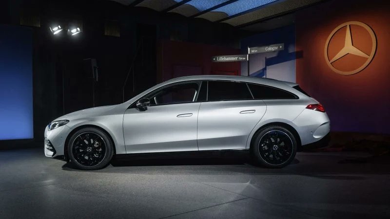 PleinPhare_'s tweet photo. La Mercedes CLA Shooting Brake 2025 fait son apparition avec un design fluide inspiré du coupé CL, coffre 455 l, habitacle high-tech avec MB.OS et IA intégrée. 2 moteurs électriques au lancement : 272 ch propulsion ou 354 ch 4MATIC, jusqu’à 761 km d’autonomie WLTP ! 

📸Mercedes https://t.co/0hvtEWh9Gg