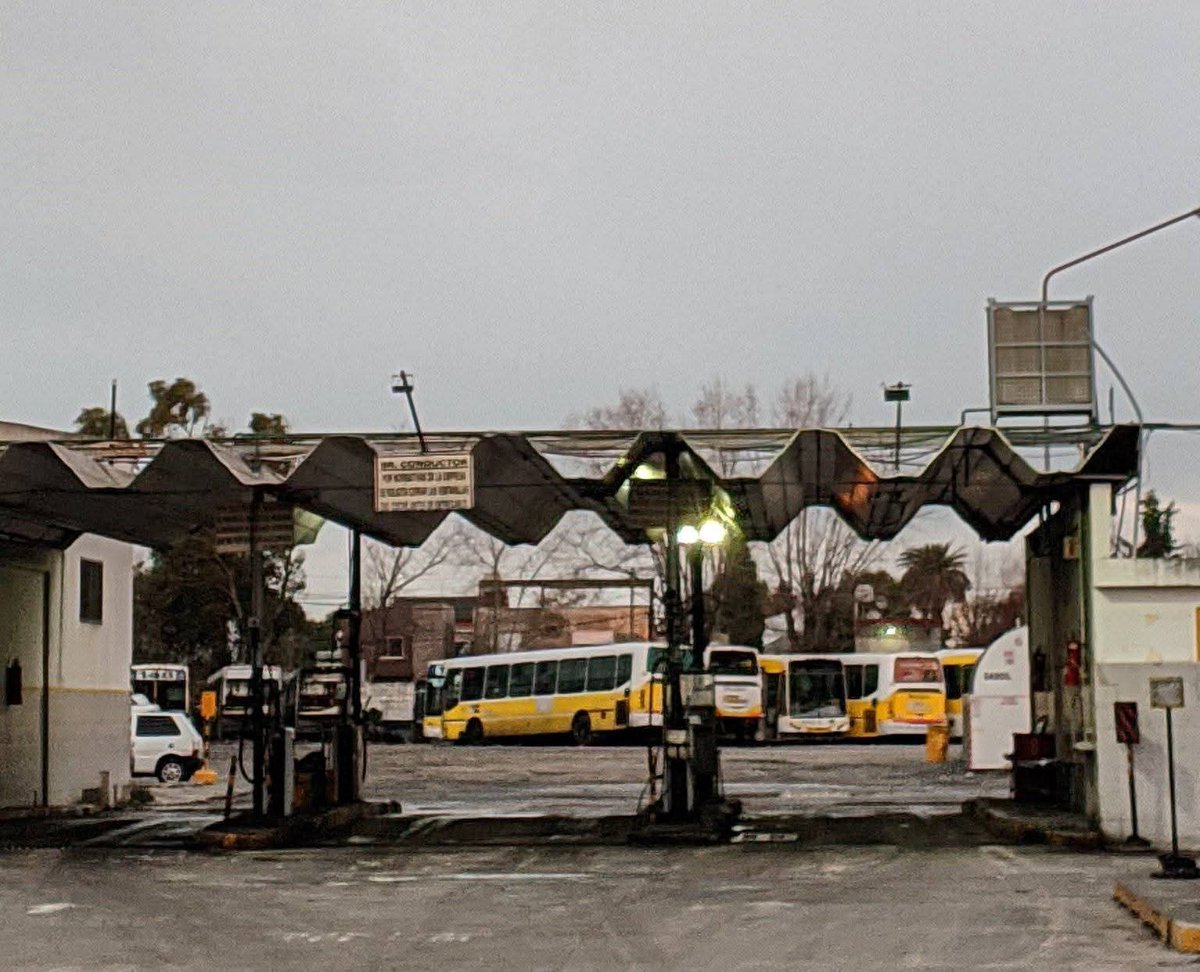 CiudadDeBondis's tweet image. La falta de unidades en la #Linea148 no es joda. Las imágenes son mas que elocuentes.

Sin ir mas lejos, la cantidad de coches habilitados en CNRT pasó de 201 a 172 (y habrá que ver cuantos de esos 172 están andando) entre vacantes y vencidos

Dramática situación de #ElHalcon