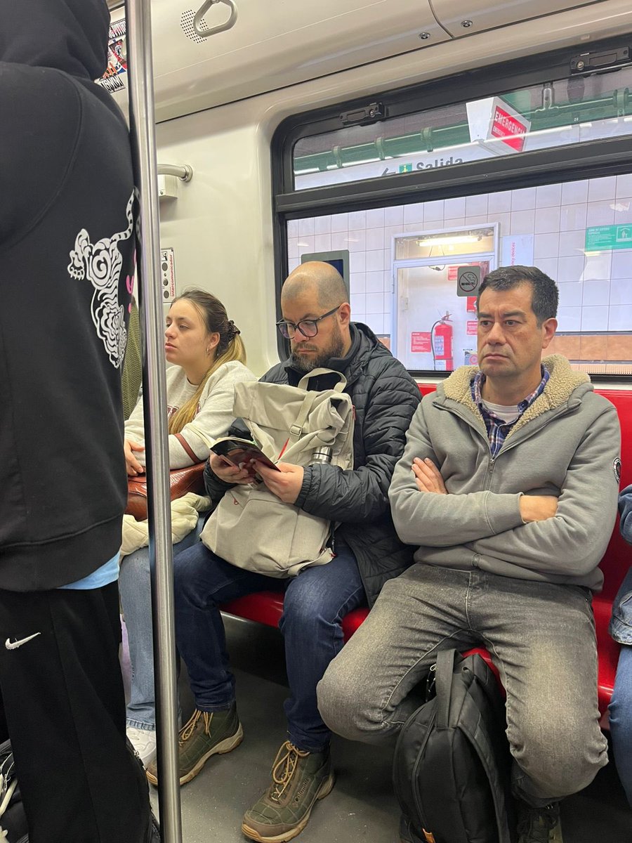 arieIIopez's tweet image. Leer en el Metro era uno de mis placeres

Pero cada vez es más incómodo, porque los trenes van más llenos o el nivel de ruido de los teléfonos irrita el viaje

Antes regalaban el diario y era normal ver gente con libros, ya no. Bibliometro es un sobreviviente de esa época