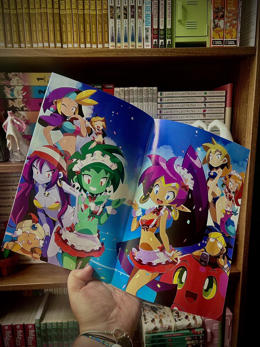 duchessweaves's tweet image. Found an absolute grail at @TravellingManUK the other day! 

Shantae. Swimsuit. Edition

I bought two copies, one for me and one to do a giveaway, the ones that know me know I’m a big fan of my half genie and everything @WayForward do with regards to her, this made my week!